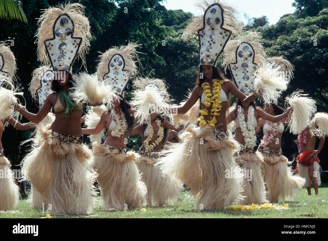 Tamure Bailarines en trajes típicos, Tahiti, islas de la sociedad, el archipiélago de las islas de Barlovento, Polinesia Francesa Foto de stock