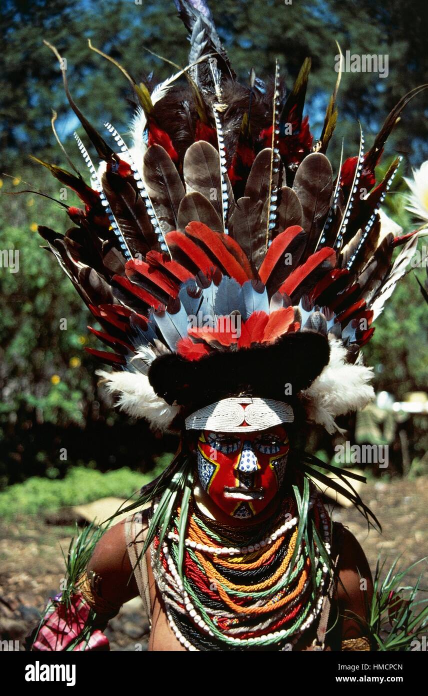 Una mujer en vestido ceremonial luciendo un tocado de plumas, Papua Nueva Guinea. Foto de stock