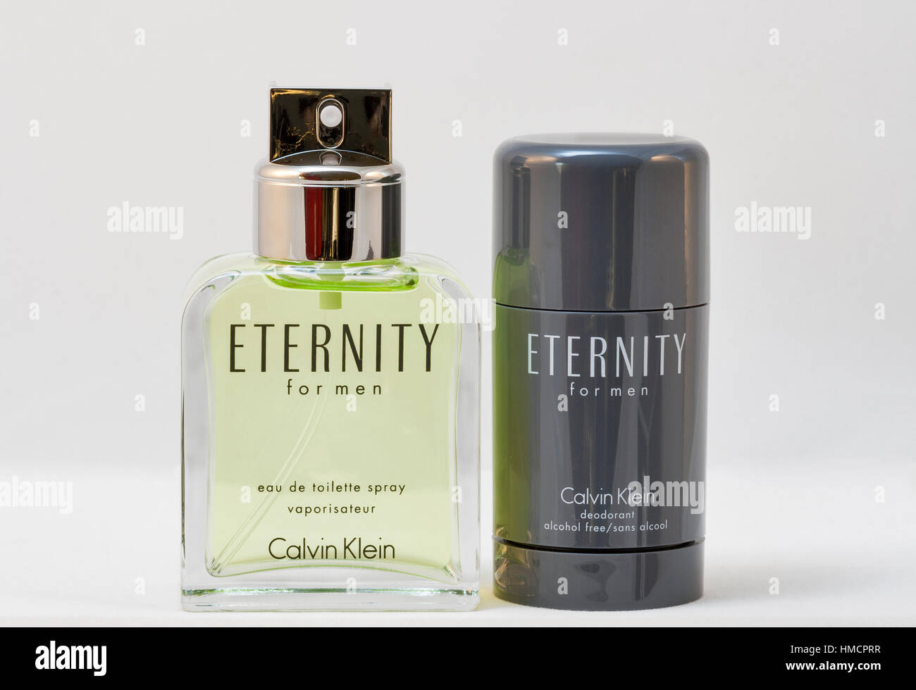 KIEV, Ucrania, 14 de julio de 2014: Calvin Klein Eternity para hombre  Fragancia Botella y desodorante stick contra blanco y negro. La eternidad  para los hombres fue de fragancia Fotografía de stock - Alamy