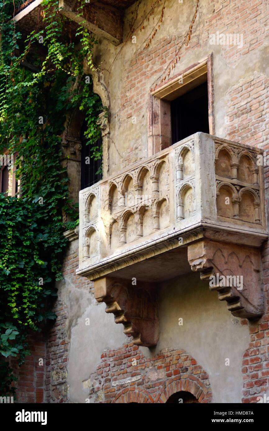 Verona (Italia). Balcón de Romeo y Julieta en la Casa de Julieta en la  ciudad de Verona Fotografía de stock - Alamy