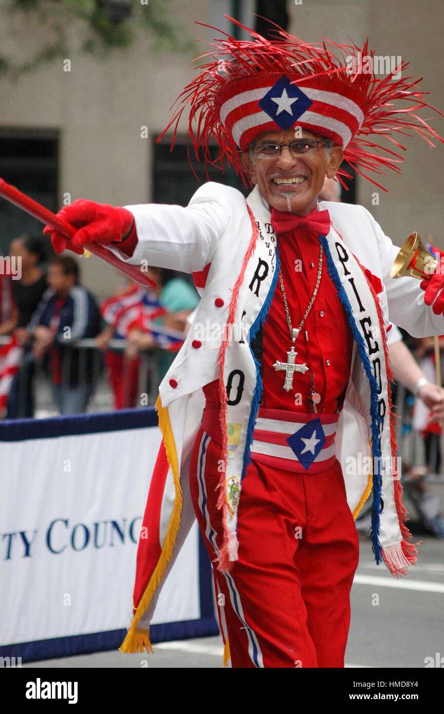 Los Estados Unidos, Nueva York, Ciudad de Nueva York, al hombre en el  Desfile Puertorriqueño a lo largo de la Quinta Avenida Fotografía de stock  - Alamy