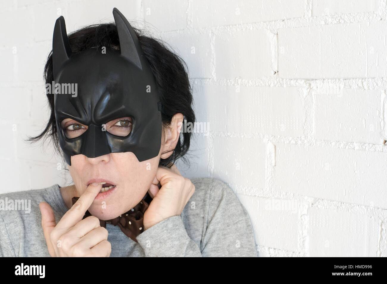 Mujer joven con una máscara de Batman y la expresión de una niña notty  Fotografía de stock - Alamy