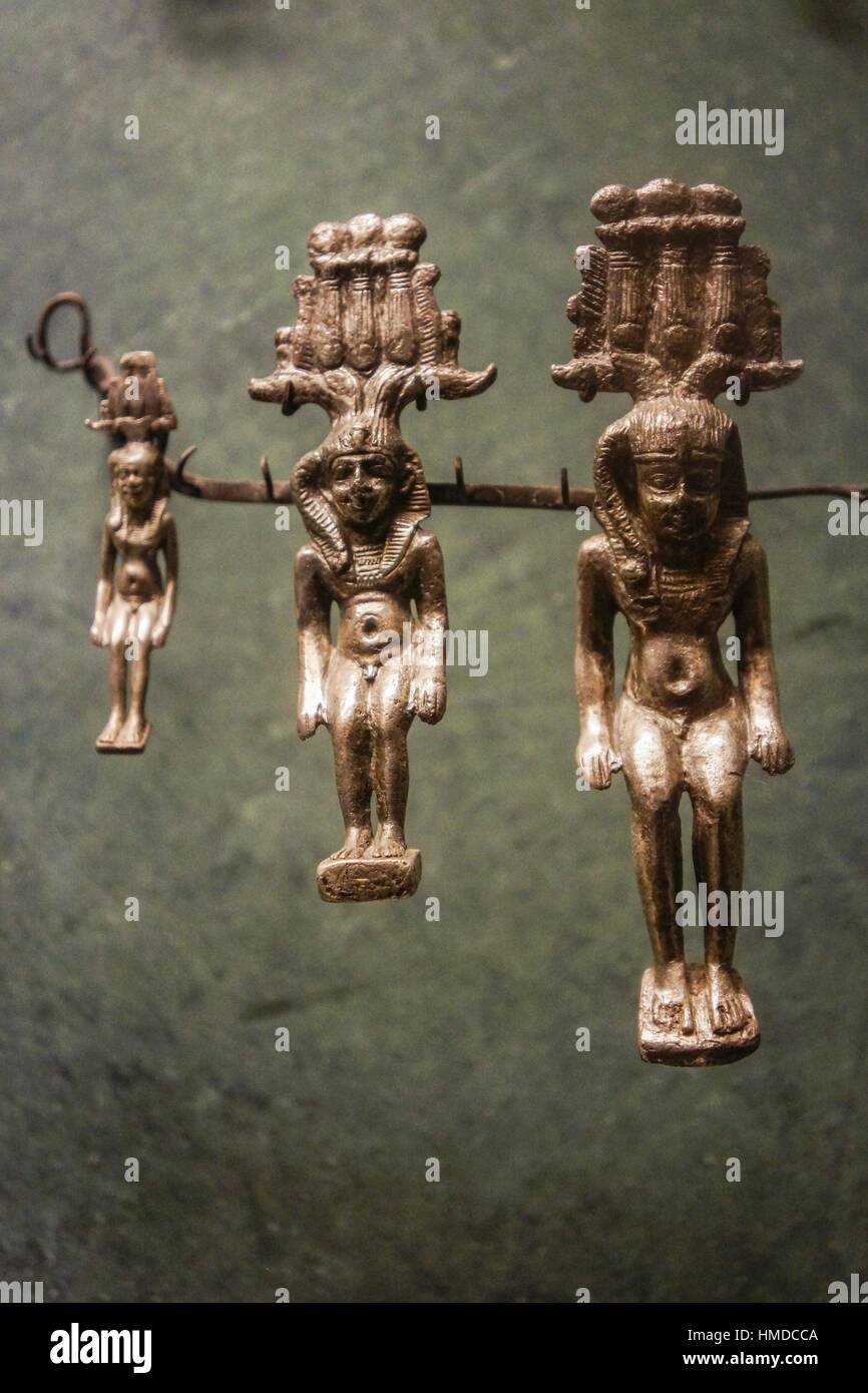 Miniatura bronces faraónico. Colección faraónica egipcia. El Museo del Louvre. París. Francia. Foto de stock