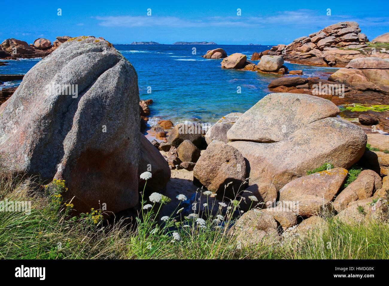 Rocas gigantes en la Costa de Granito Rosa, La Costa de Granito Rosa, de  Ploumanac'h, Perros-Guirec, Bretagne, Bretaña, Francia Fotografía de stock  - Alamy