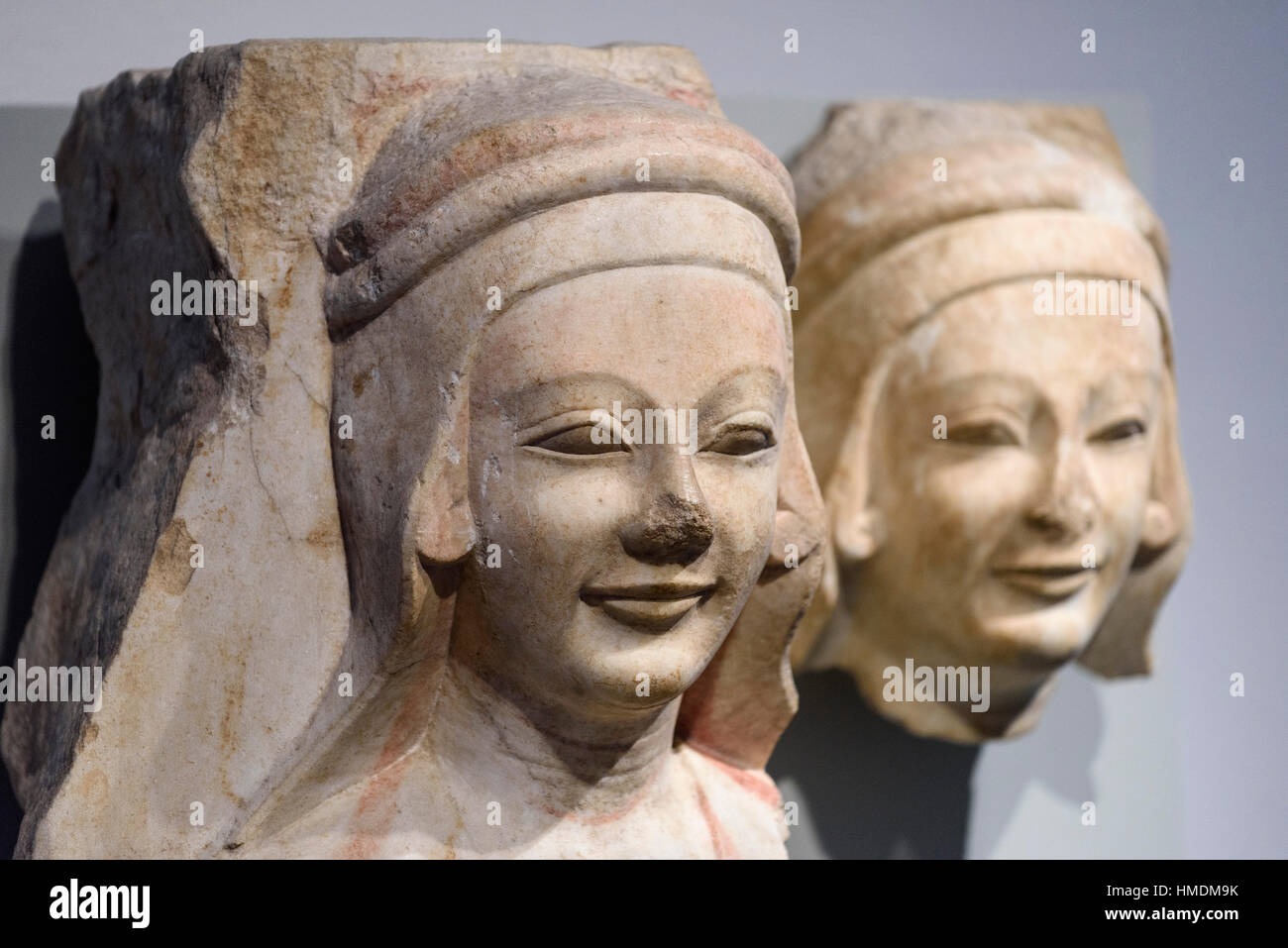Berlín. Alemania. Fragmentos escultóricos de mujeres jóvenes en alto relieve de la columna Caelata, Didyma (Turquía), el templo de Apolo, mármol, 540-530 A.C. Un Foto de stock