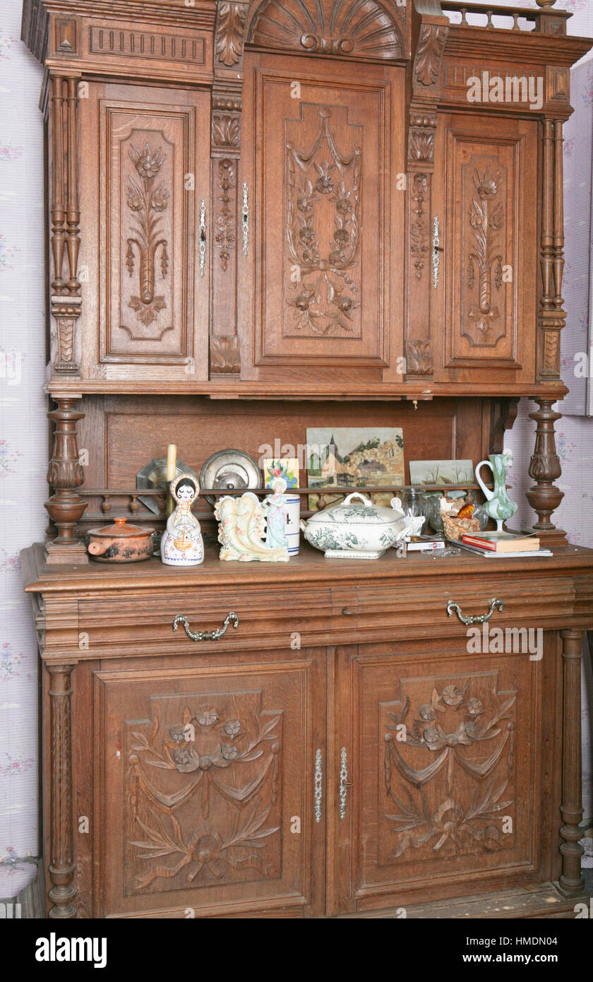 Antiguos muebles clásicos franceses con decoraciones porcelaine Fotografía  de stock - Alamy