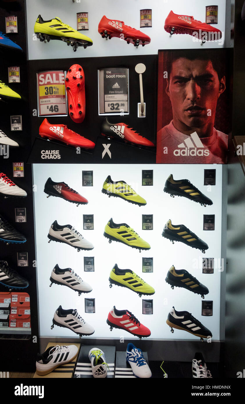 Exhibición de la tienda adidas fotografías e imágenes de alta resolución -  Alamy