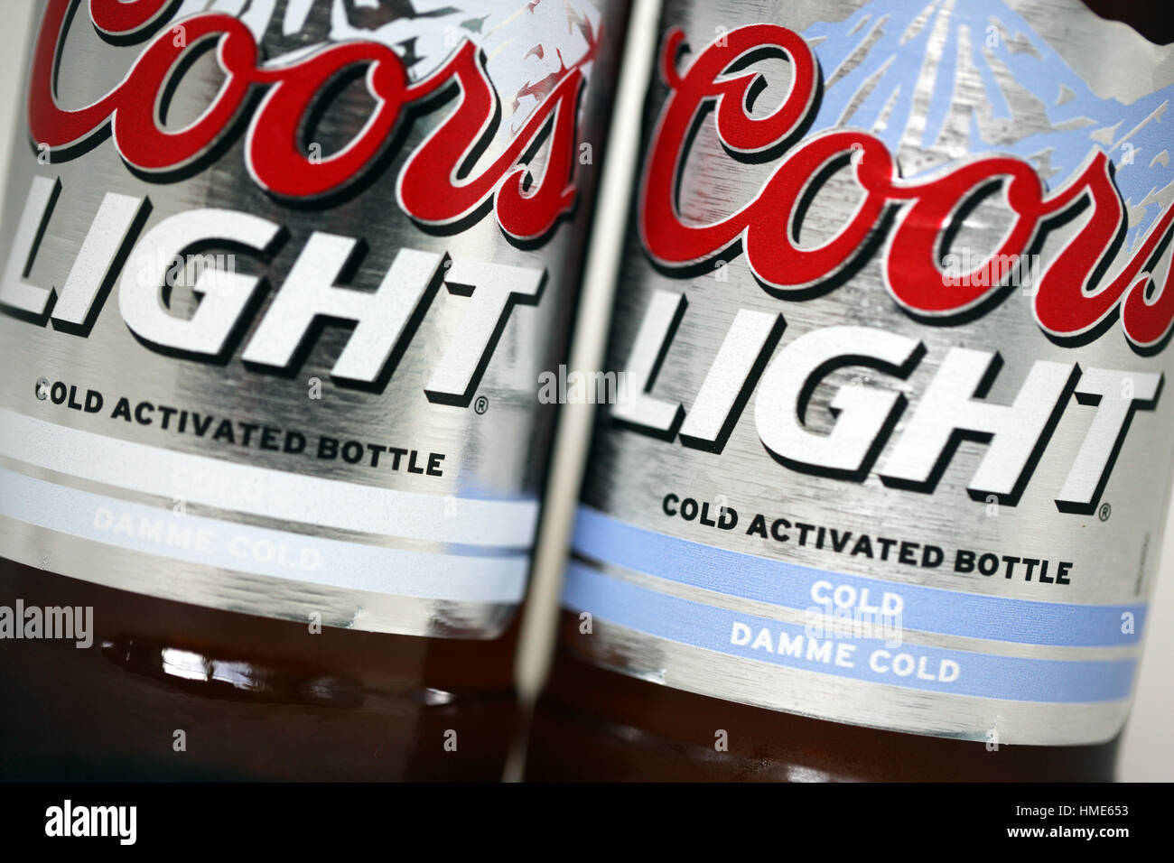 Coors Light frío activada botellas con una de las botellas se activan por ser inferiores a 39 grados Fahrenheit y la etiqueta cambia. Foto de stock