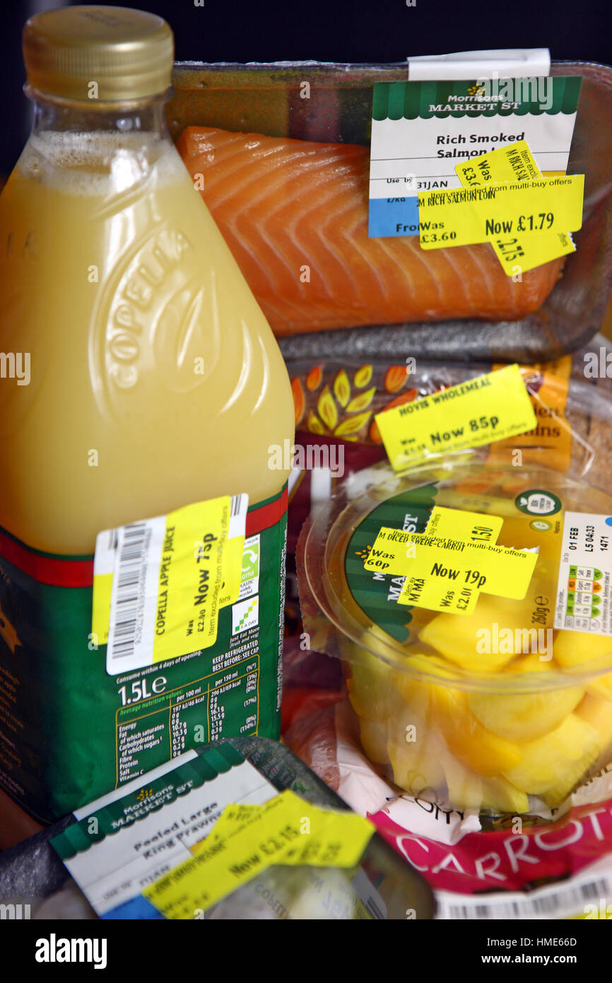 La etiqueta amarilla reducciones de supermercados Foto de stock