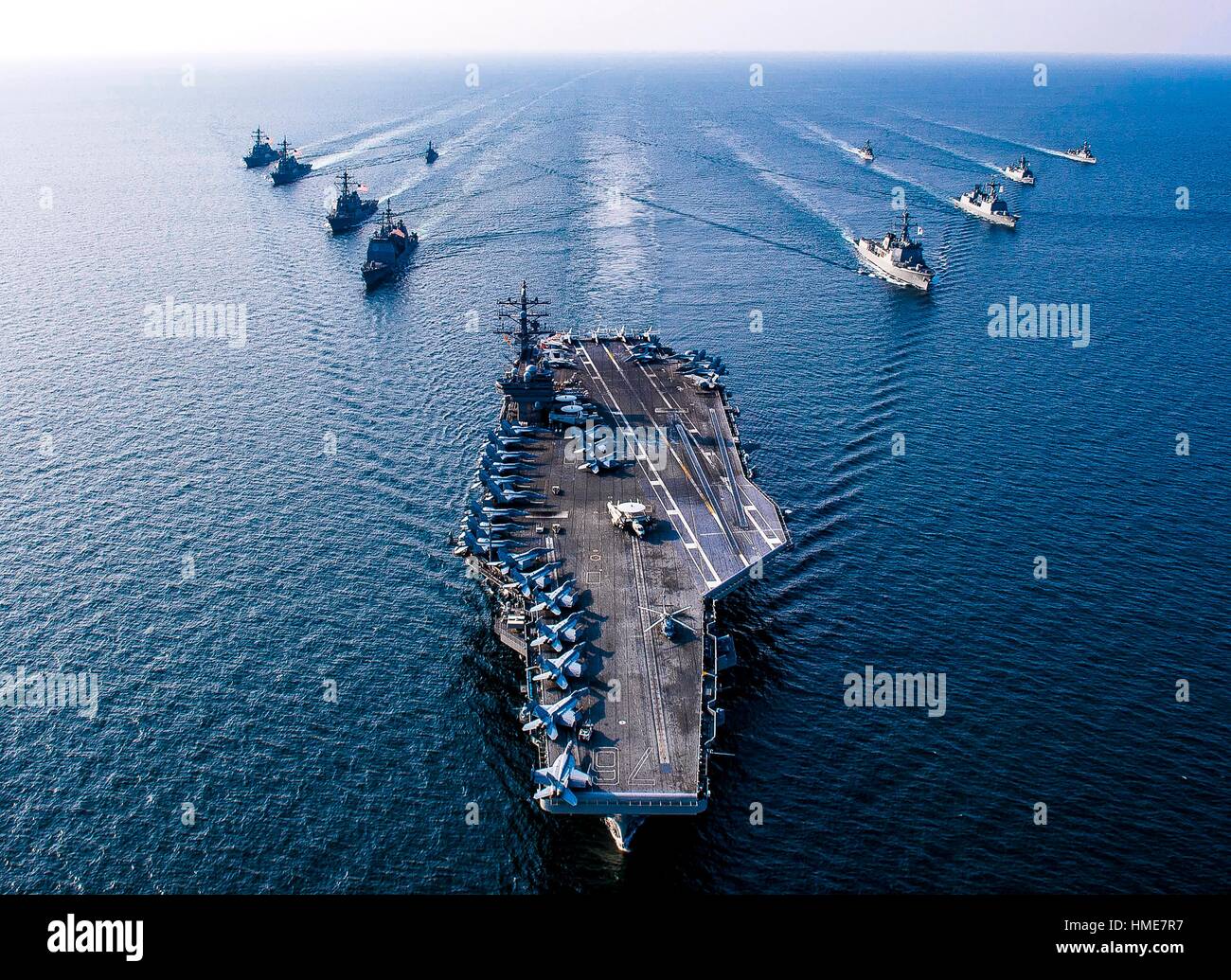 Las aguas que rodean la península de Corea (oct. 14, 2016) la marina.s sólo desplegadas, el portaviones USS Ronald Reagan (CVN 76), se vaporiza en Foto de stock