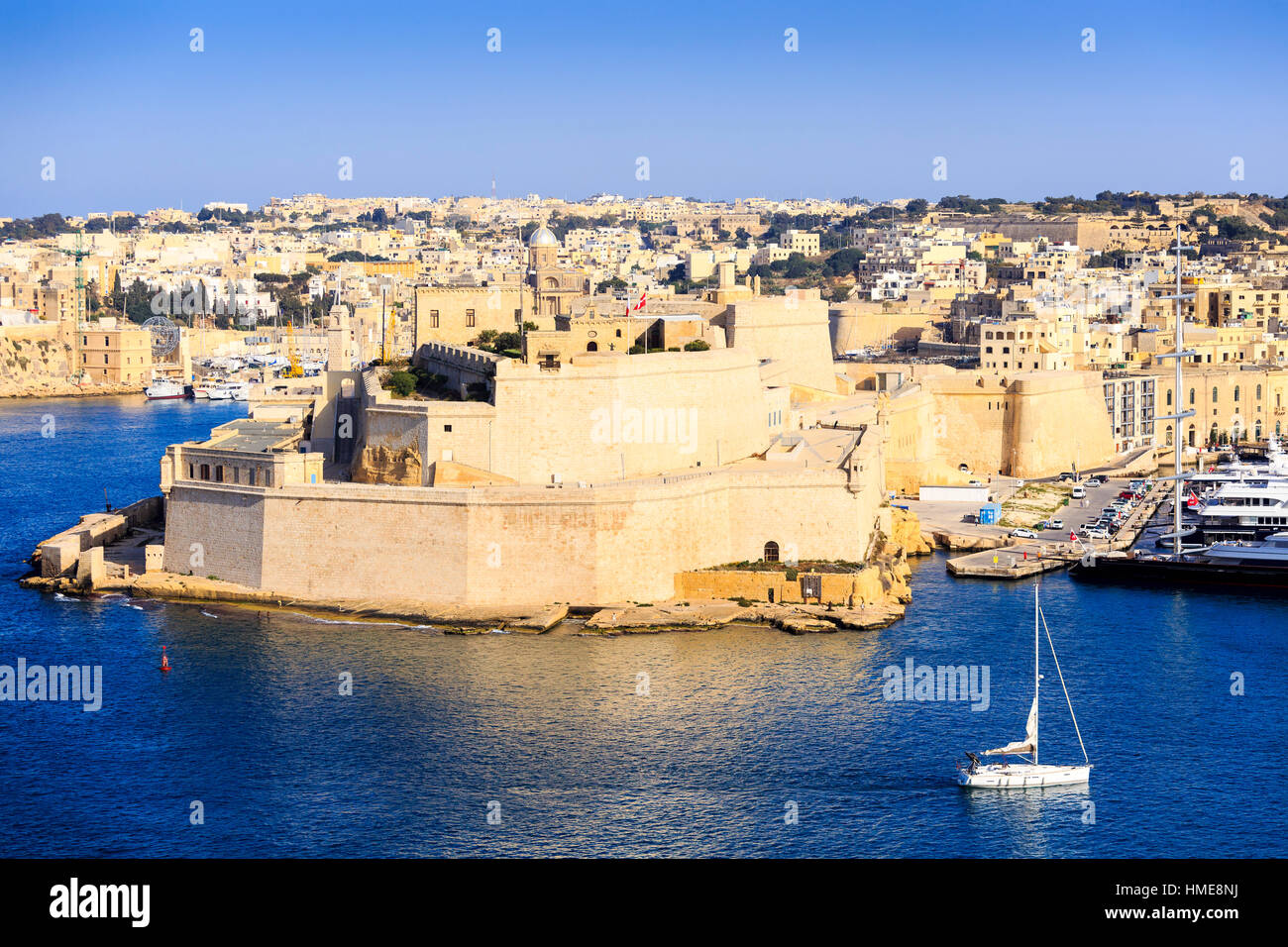 Vista del Fuerte San Ángel enfrente del Grand Harbour, Valletta, Malta del upper barakka gardens Foto de stock