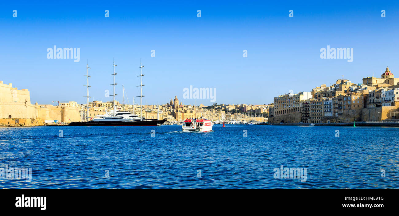 Vista del gran puerto de Valletta, Malta mirando hacia Birgu, Senglea y Fort Saint Angelo Foto de stock