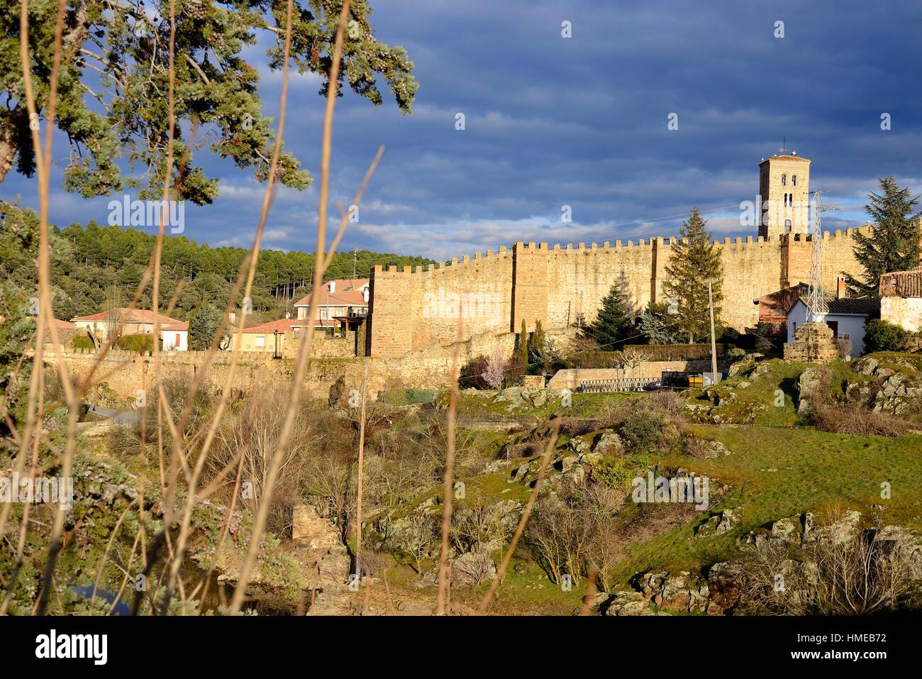 Las paredes y la iglesia de Buitrago del Lozoya, Madrid, España. Foto de stock