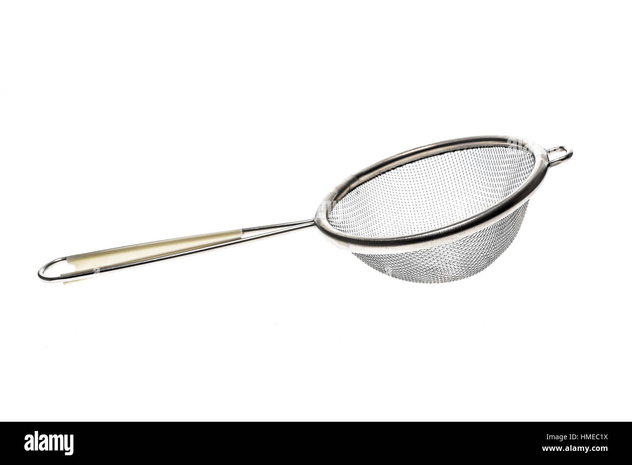 Colador de té de tamiz metálico pequeño con mango aislado en blanco.  Utensilio de cocina moderna para el té o sopa de filtración Fotografía de  stock - Alamy
