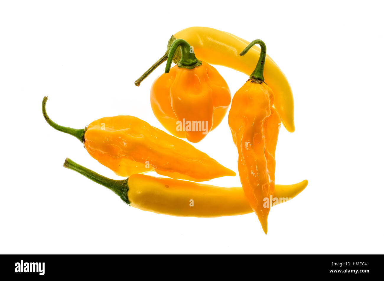 Diferentes variedades de ají amarillo - un montón de chiles, aislado en