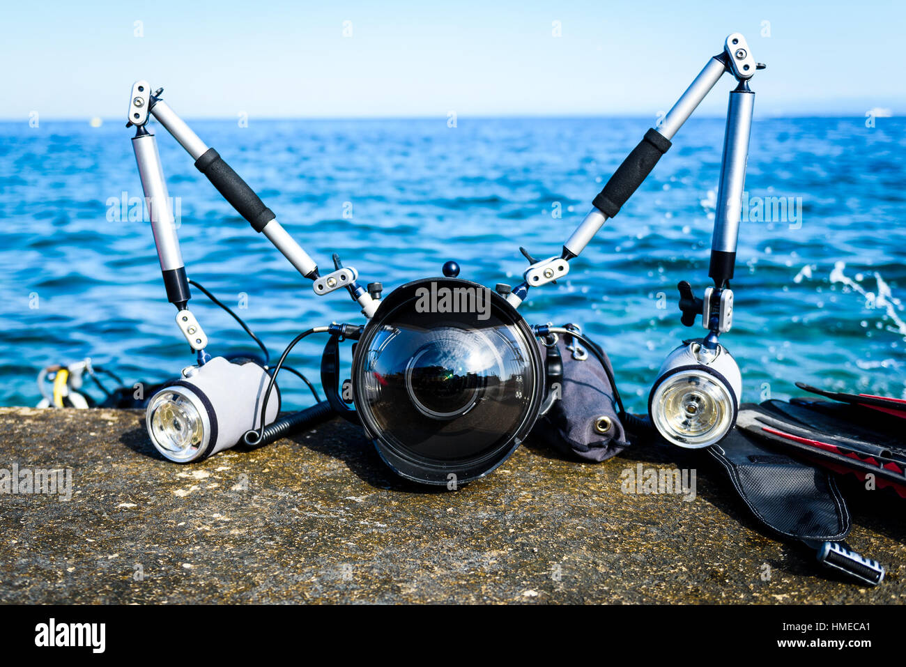 Profesional equipo de fotografía submarina para cámara DSLR con luces estroboscópicas. Domo de ángulo amplio para flashes duales de ojo de pez con armas en carcasa de aluminio Foto de stock