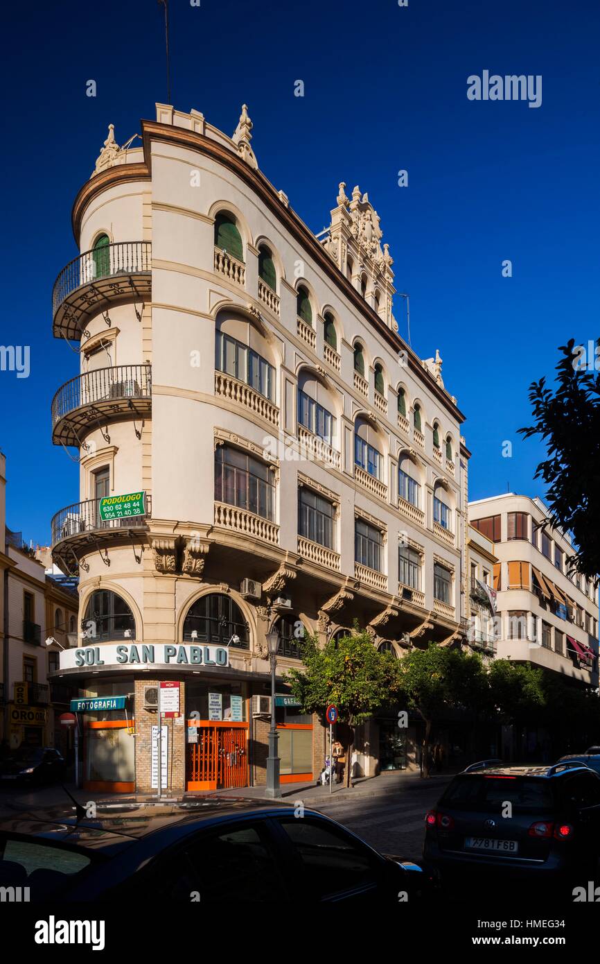 Ángel Sanz el edificio, proyectado por Juan Talavera Herediia en estilo  regionalista, calle San Pablo, Sevilla, España Fotografía de stock - Alamy