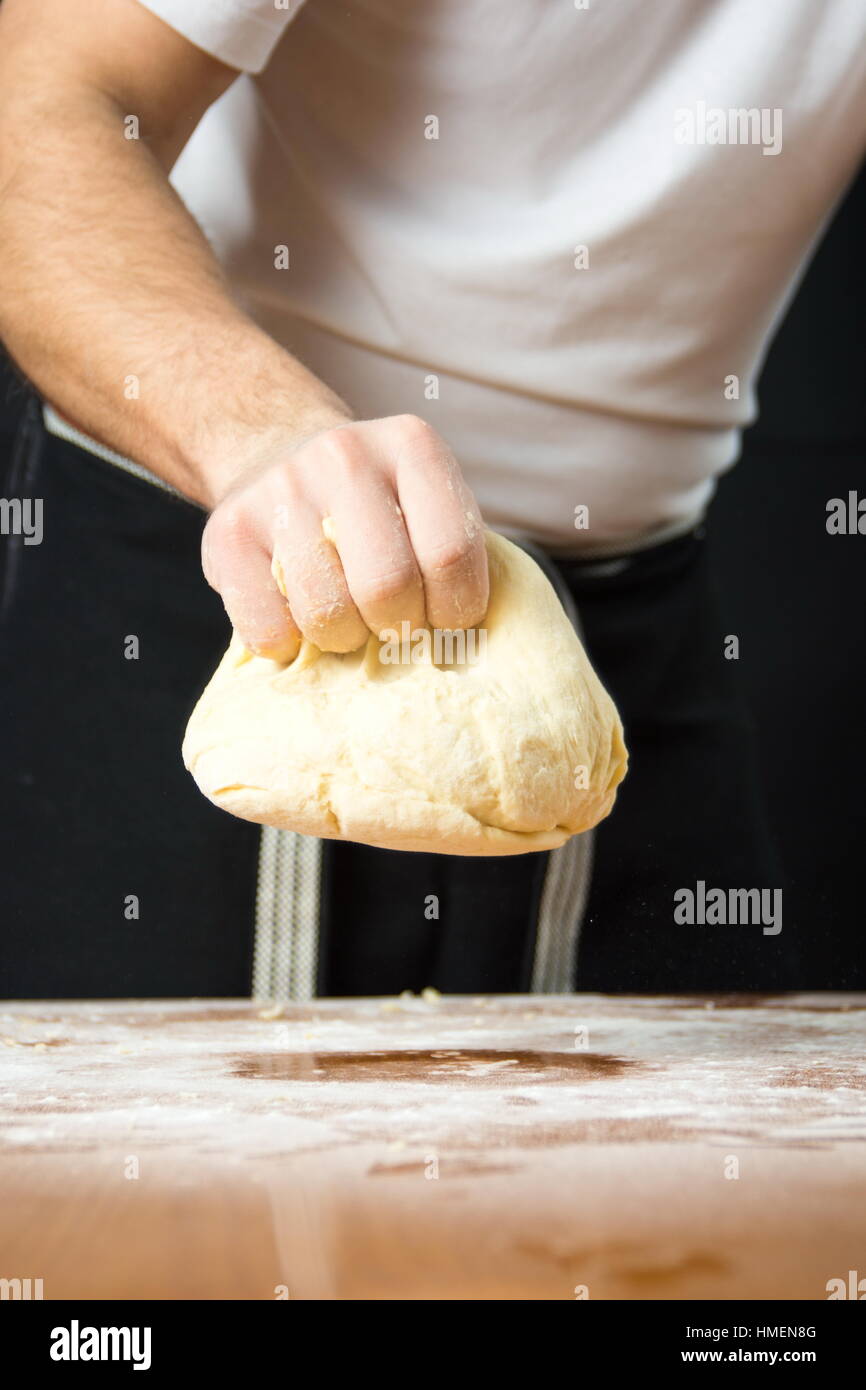 Baker masculino Masa de perforación de la mesa de la cocina Foto de stock