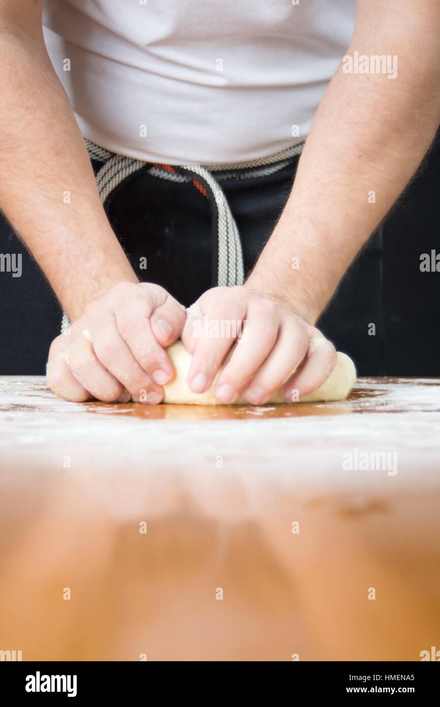 Manos de panadero porcionar la masa cruda con rasqueta Fotografía de stock  - Alamy