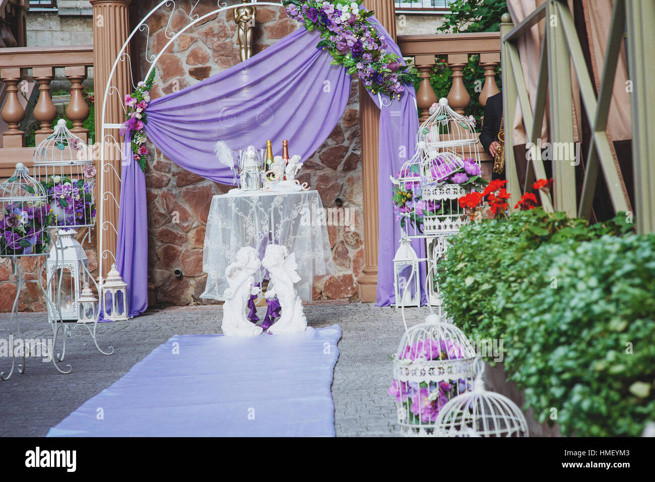 Arco de boda en morado decoración Fotografía de stock - Alamy