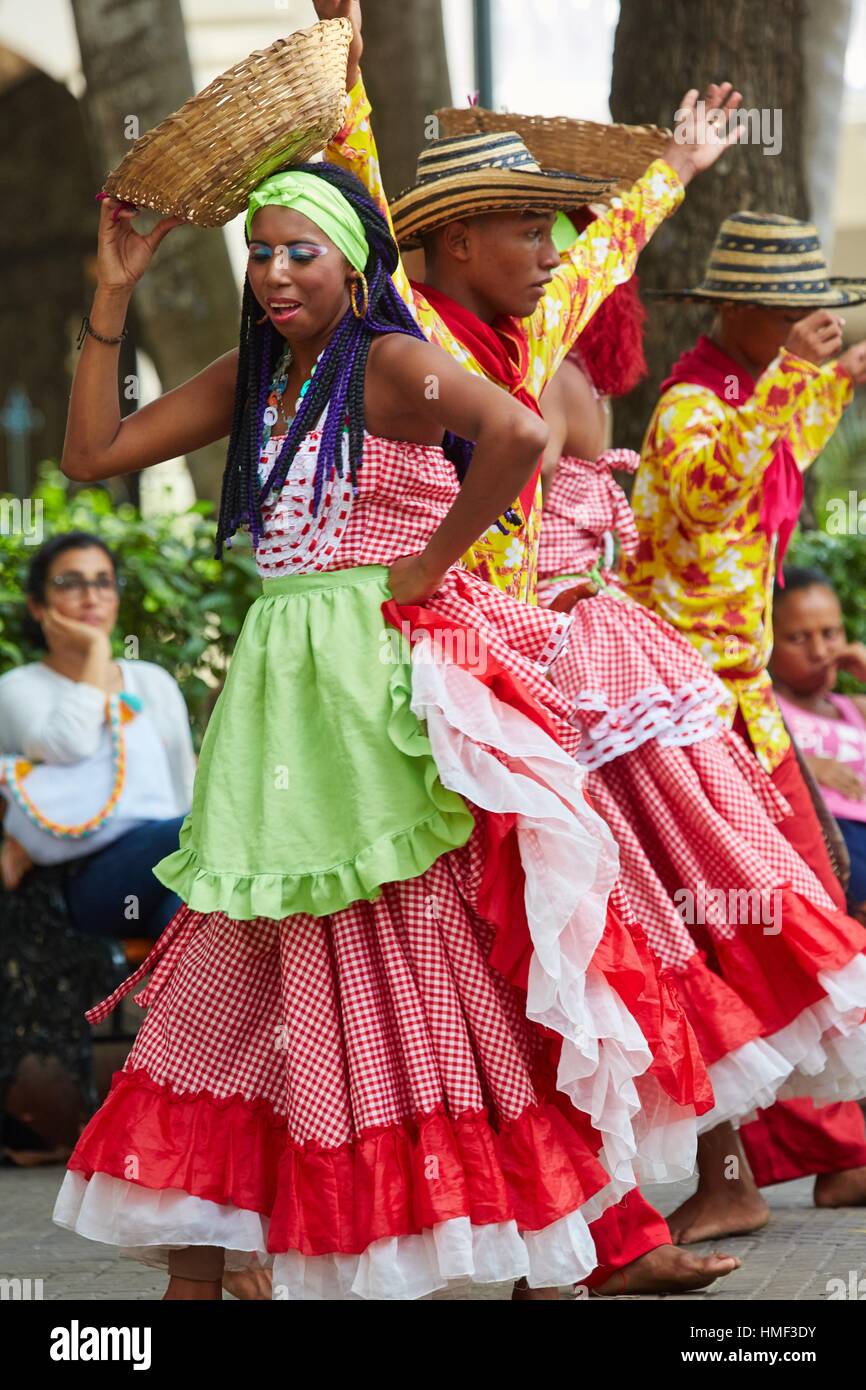 Bailes típicos, la Plaza de Bolívar, Cartagena de Indias, Bolívar
