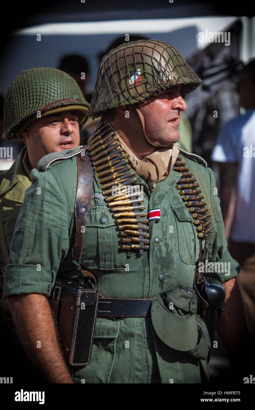 Dos hombres vestidos de traje militar de color verde. Almeida