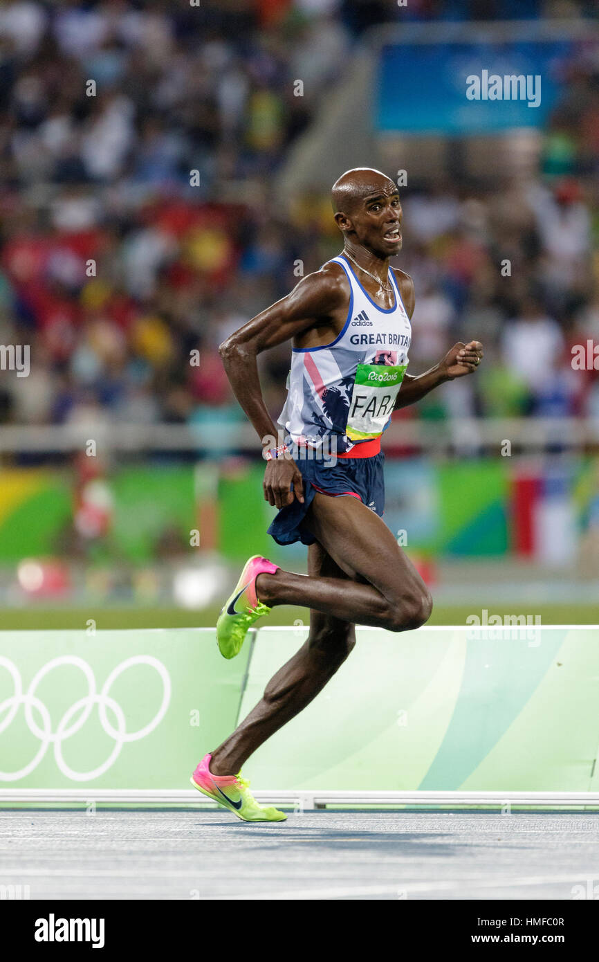 Río de Janeiro, Brasil. 13 de agosto de 2016. Mo Farah (GBR) gana la medalla de oro en los hombres de 10.000m en los Juegos Olímpicos de Verano de 2016. ©Paul J. Sutton/PCN Foto de stock