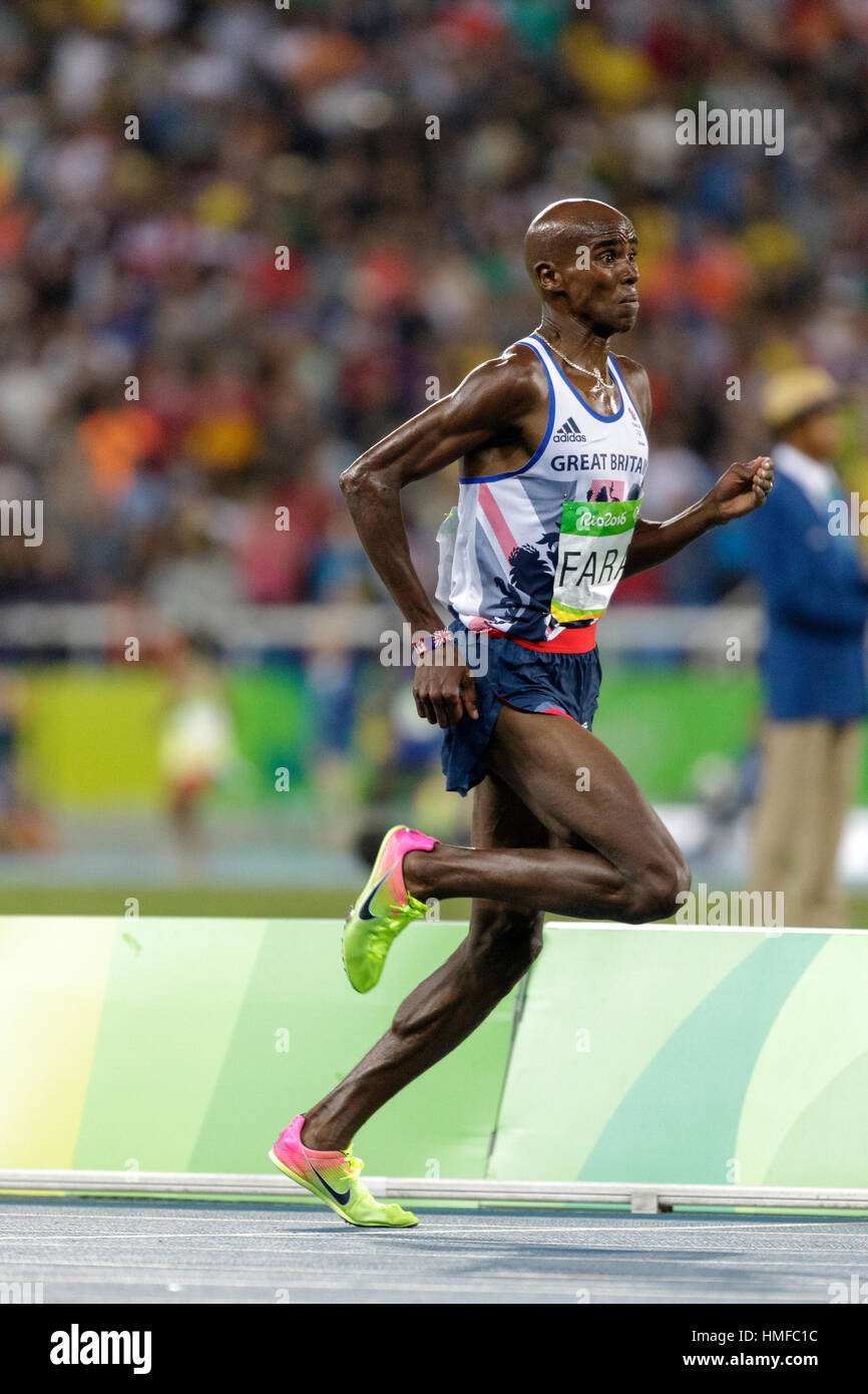 Río de Janeiro, Brasil. 13 de agosto de 2016. Mo Farah (GBR) gana la medalla de oro en los hombres de 10.000m en los Juegos Olímpicos de Verano de 2016. ©Paul J. Sutton/PCN Foto de stock