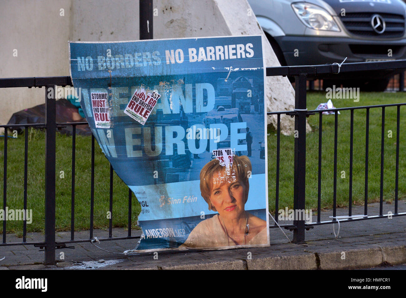 Dañado El Sinn Fein anit-Brexit póster en el Bogside, Derry (Londonderry, Irlanda del Norte Foto de stock