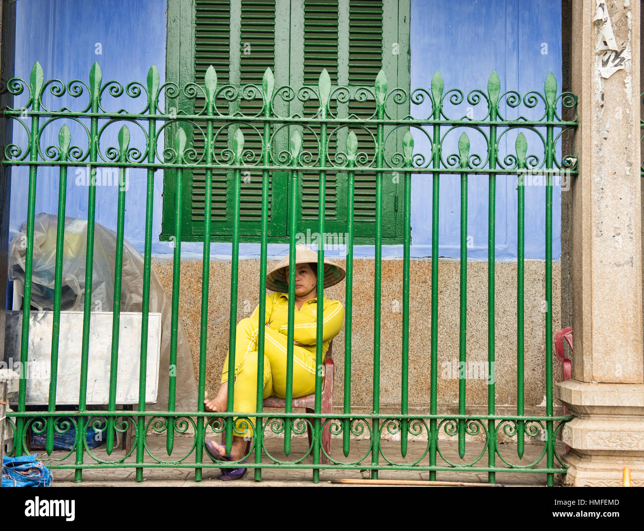 Sentado detrás de las rejas, Hoi An, Vietnam Foto de stock