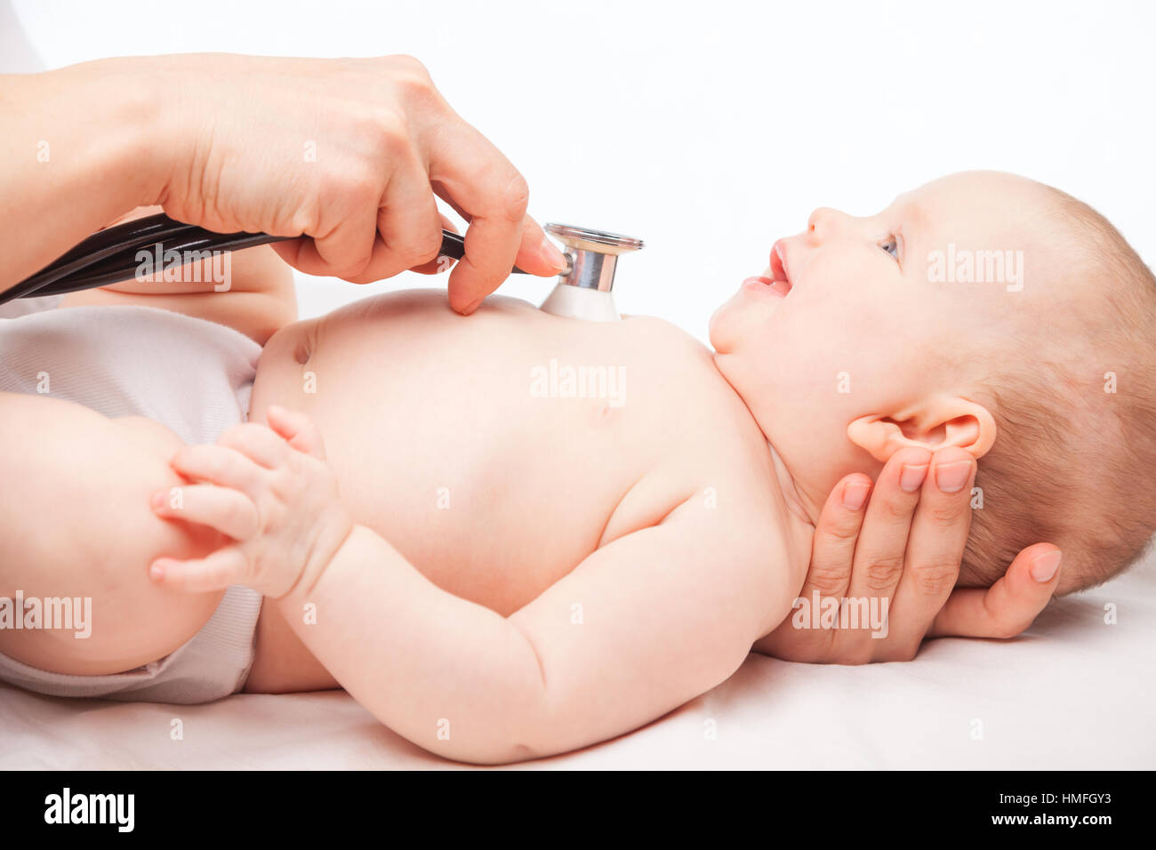 Captura recortada del obstetra ginecóloga escuchar latidos del corazón del  feto de la mujer embarazada del niño con un estetoscopio Fotografía de  stock - Alamy