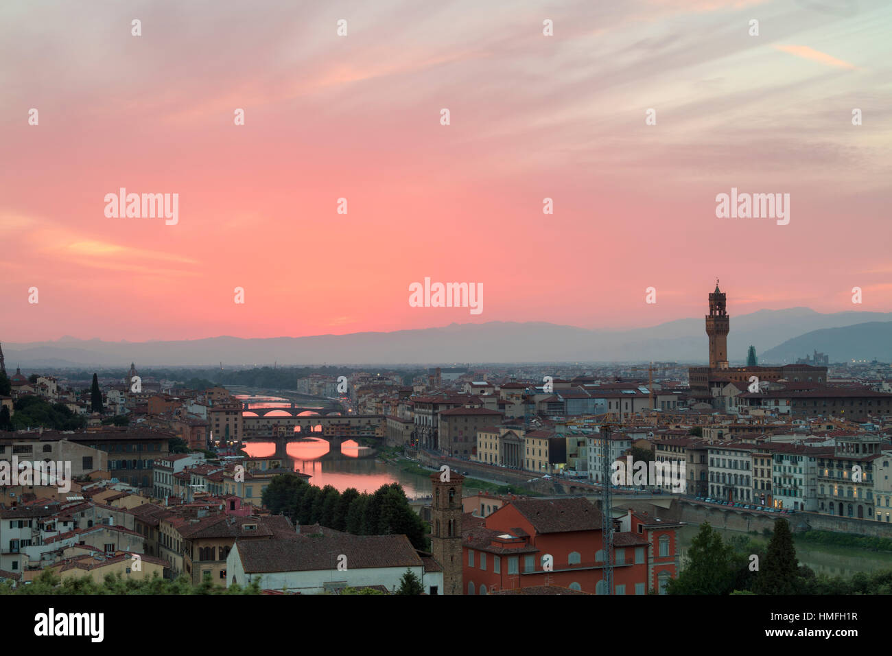 Río Arno con el Ponte Vecchio y el Palazzo Vecchio al atardecer visto desde el Piazzale Michelangelo, Florencia, Toscana, Italia Foto de stock