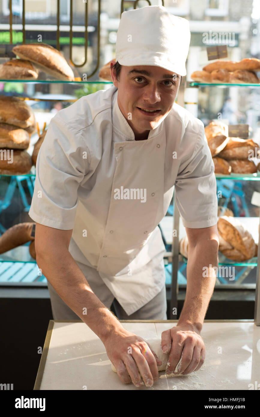 Un chef profesional prepara y cocineros rebanadas de pan y la cocción de los productos en una limpia y fresca cocina moderna vistiendo chefs / ropa Fotografía de stock - Alamy