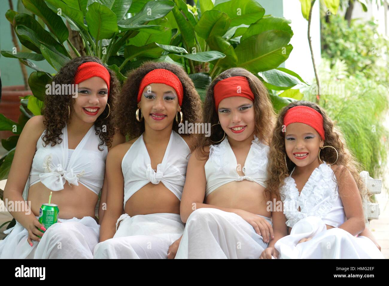 Retrato de las niñas con ropa tradicional de Cienfuegos, Cuba la ONU. Foto de stock