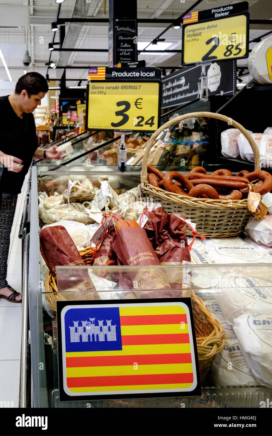 Distintivo de producto balear, hipermercado Carrefour, centro comercial del  Coll d'en Rabassa, Mallorca, Islas Baleares, España Fotografía de stock -  Alamy