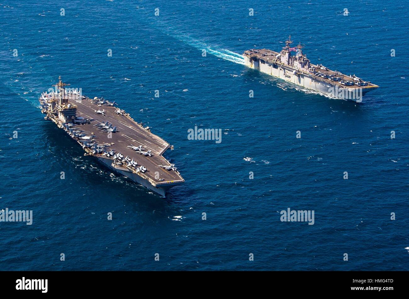 Golfo arábigo (Ago. 28, 2015) la clase de avispa buque de asalto anfibio uss essex (LHD 2) tránsitos junto al portaaviones USS Theodore Roosevelt Foto de stock
