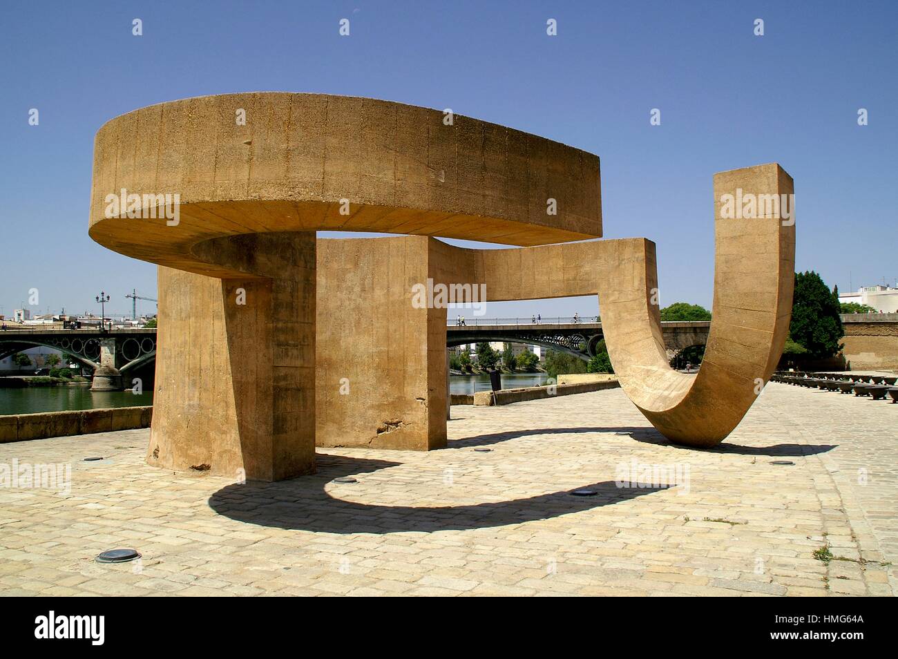 Sevilla (España). Monumento a la tolerancia de Eduardo Chillida en la ciudad de Sevilla. Foto de stock