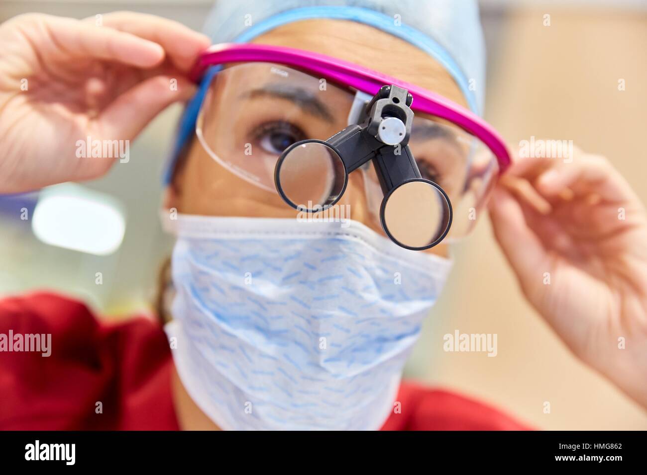 Cirujano con lupa. Gafas quirúrgicas. Cirugía Plástica Fotografía de stock  - Alamy