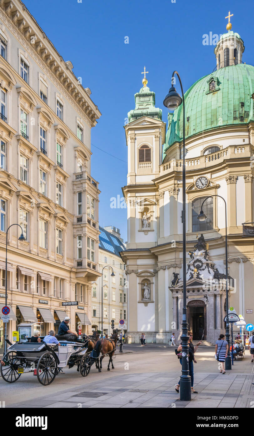 Austria, Viena, 1. Bezirk, vista de la Peterskirche (St. Iglesia de San Pedro) visto desde el graben zona peatonal Foto de stock