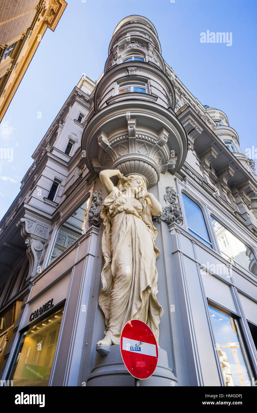 Austria, Viena, 1. Esquina Karyatide Bezirk, figura en el edificio Tuchlauben 1, frente a la prestigiosa calle de compras Graben zona pedesrian Foto de stock