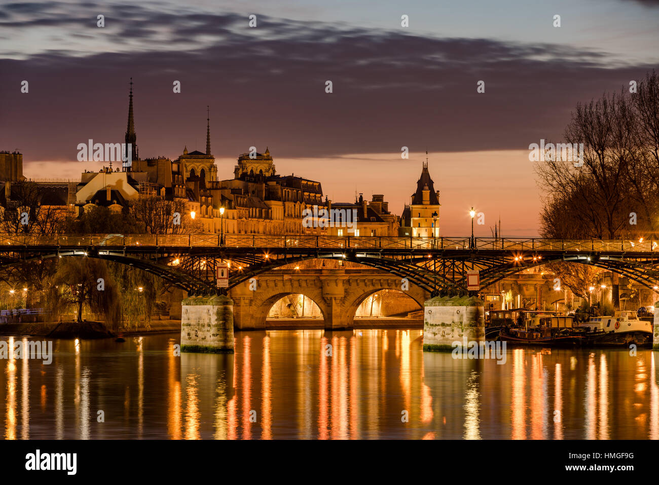 Amanecer en la Ile de la Cite con el Pont des Arts, Pont Neuf y el Sena. 1St Arrondissement, París, Francia Foto de stock