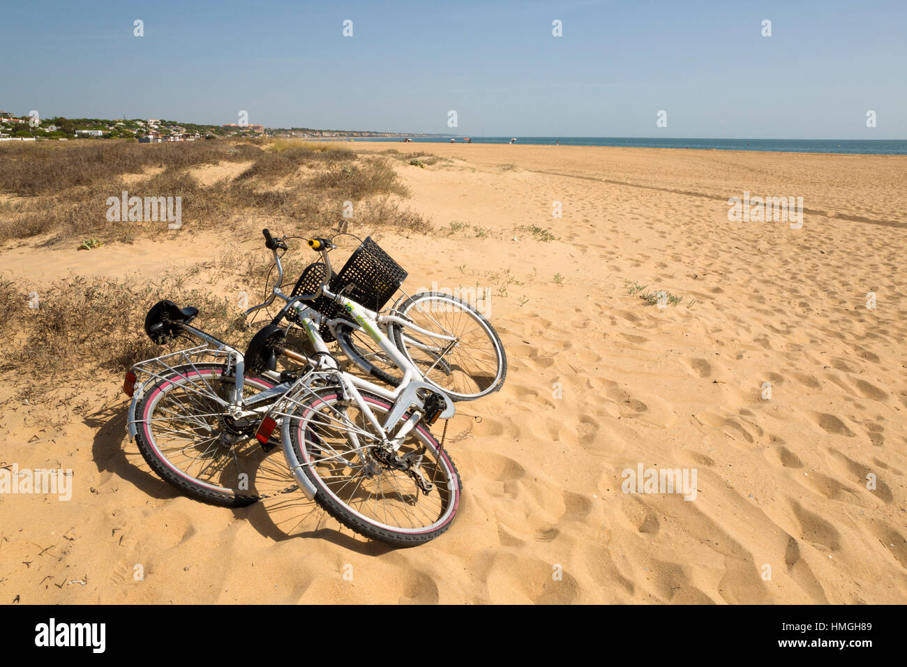 Dos bicicletas en la playa de Mazagón, Costa de la Luz, Huelva, Andalucía,  España, Europa Fotografía de stock - Alamy