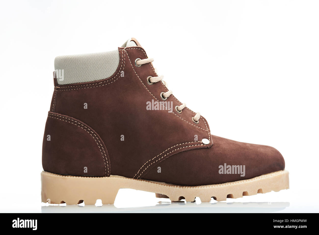 El tobillo de cuero marrón estilo fashion timberlake boot Fotografía de  stock - Alamy