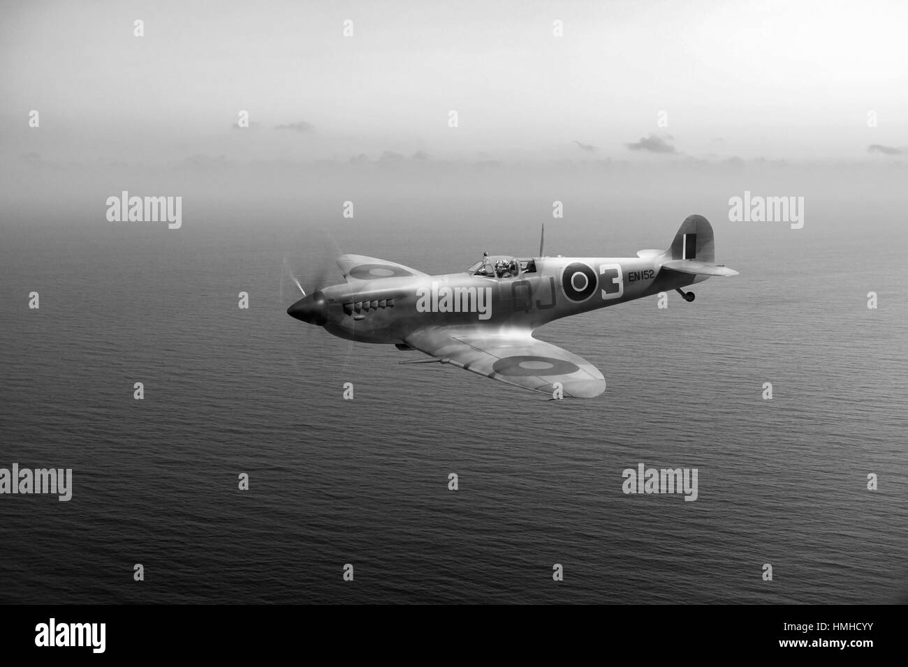 Un retrato de la Fuerza Aérea del desierto Spitfire IXc NE152 QJ-3 con 92 Squadron en Túnez en la primavera de 1943. Este es el esquema que la batalla de Brit Foto de stock