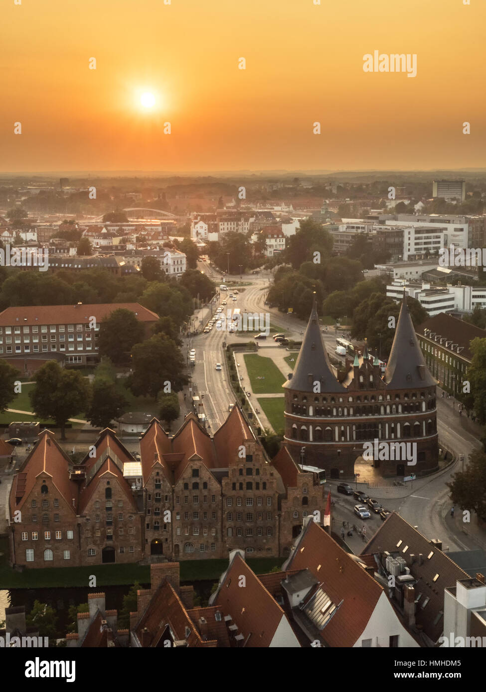 Vista aérea de la ciudad de Luebeck, Alemania, al atardecer Foto de stock