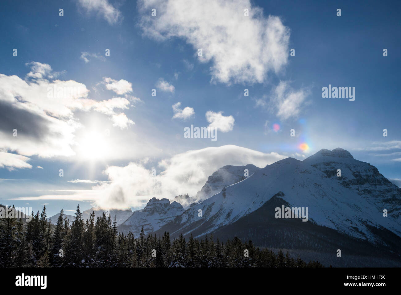Sundog - Arco iris sobre Montañas Rocosas Canadienses, British Columbia, Canada Foto de stock