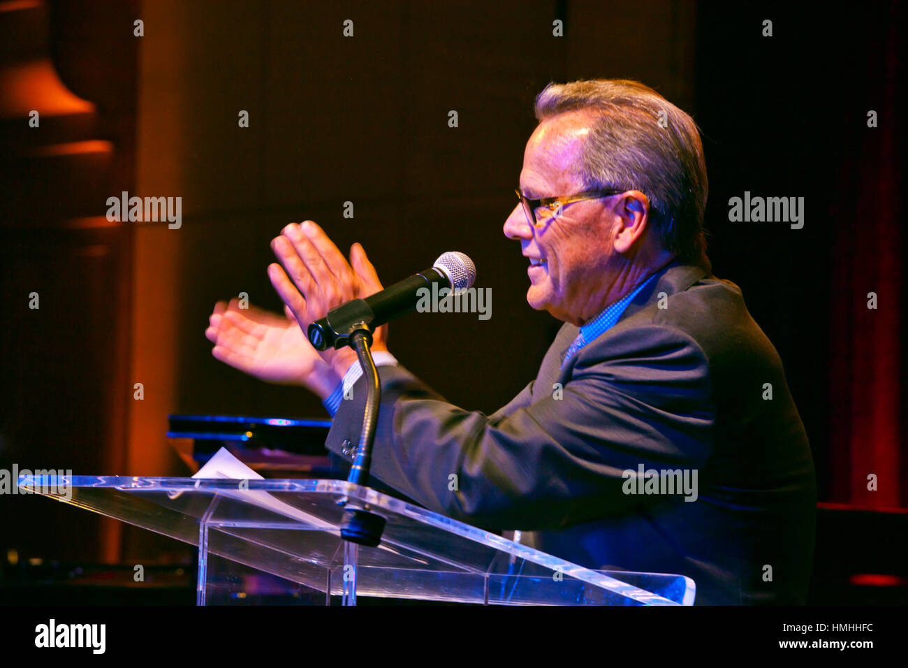 TIM JACKSON habla en la cena de gala del 59º Festival de Jazz de Monterey - Monterey, California Foto de stock