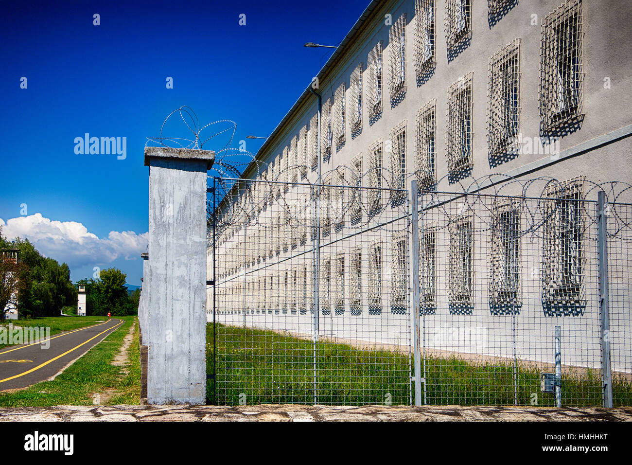 Alambre de púas, la Penitenciaria Estatal, Vac, el condado Pest, Hungría Foto de stock