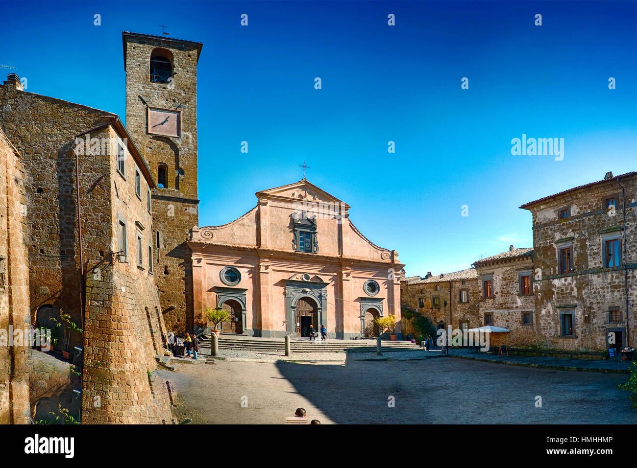 Plaza principal con una iglesia y un campanario, Civita di Bagnoregio, Umbría. Foto de stock