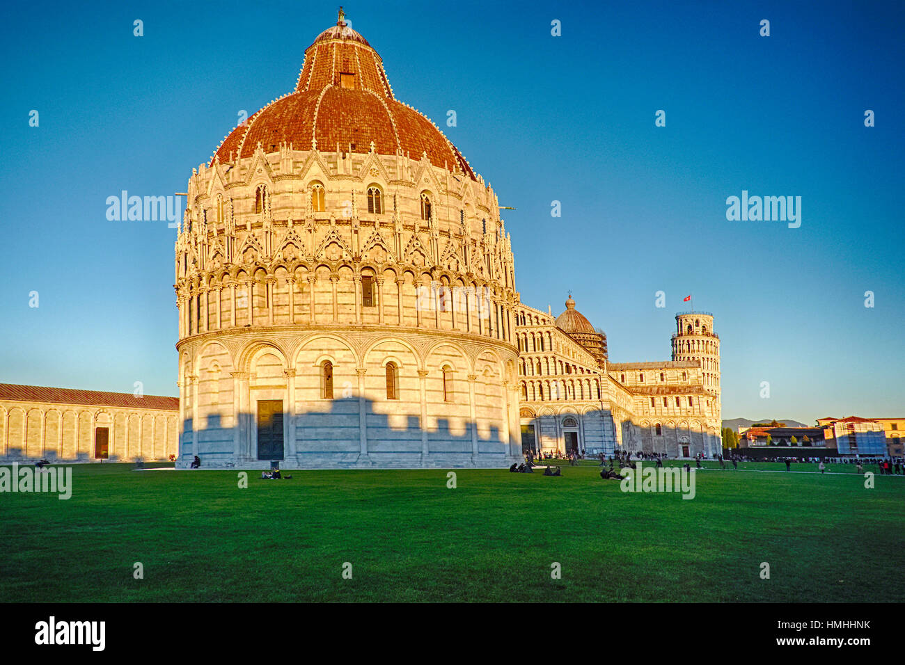 Ángulo de visión baja de la plaza de la Catedral de Pisa, Pisa, Italia Foto de stock